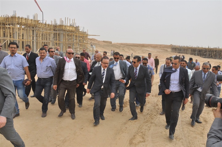 بالصور.. وزير الاتصالات ومحافظ اسيوط يتفقدان العمل بالمنطقة التكنولوجية بمدينة اسيوط الجديدة