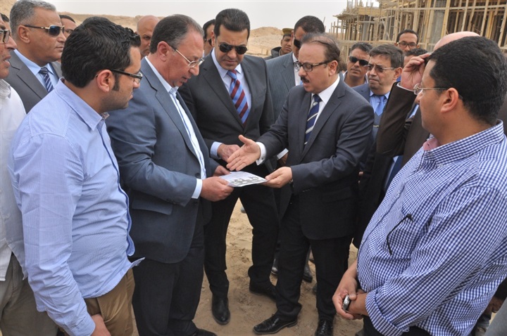 بالصور.. وزير الاتصالات ومحافظ اسيوط يتفقدان العمل بالمنطقة التكنولوجية بمدينة اسيوط الجديدة