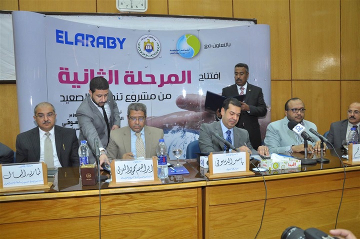 محافظ أسيوط ومجموعة العربي يوقعان بروتوكولا لإنشاء 72 منظومة لتنقية المياه وحفر 13 بئرا