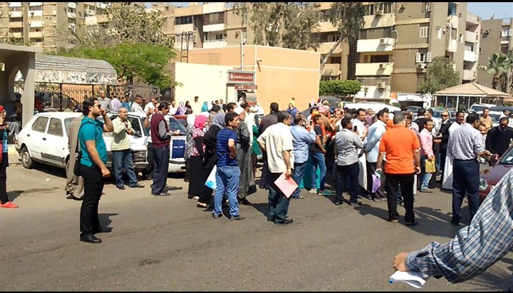بالصور.. أطباء التأمين الصحي يواصلون إضرابهم عن العمل.. والشرطة تتدخل