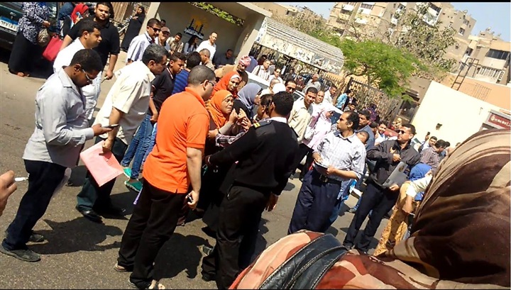 بالفيديو والصور.. إضراب أطباء مستشفى التأمين الصحي