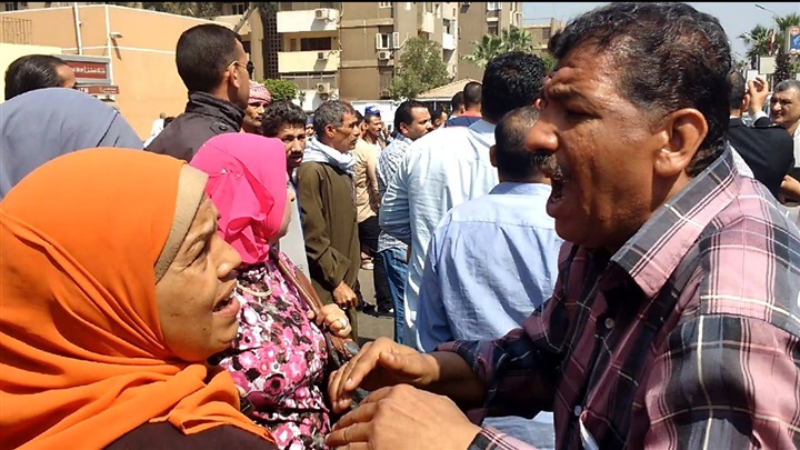 بالفيديو والصور.. إضراب أطباء مستشفى التأمين الصحي