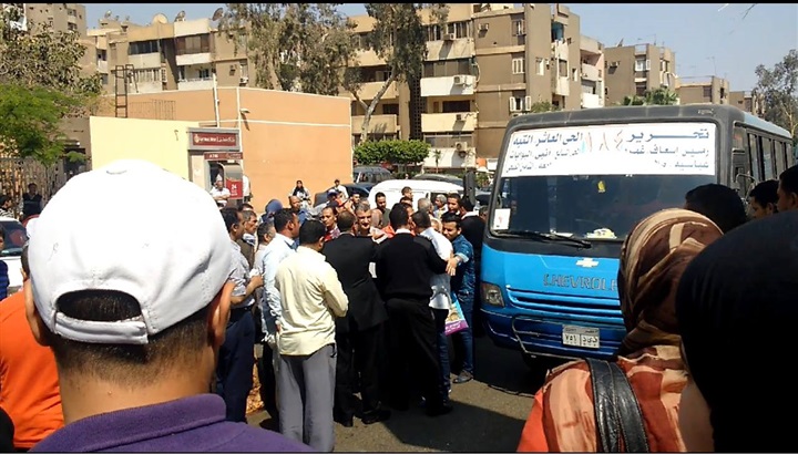بالفيديو والصور.. إضراب أطباء مستشفى التأمين الصحي