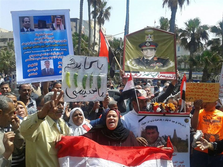 بالصور .. مؤيدي السيسي بالقائد إبراهيم يهتفون ”بنحبك يا سيسي”