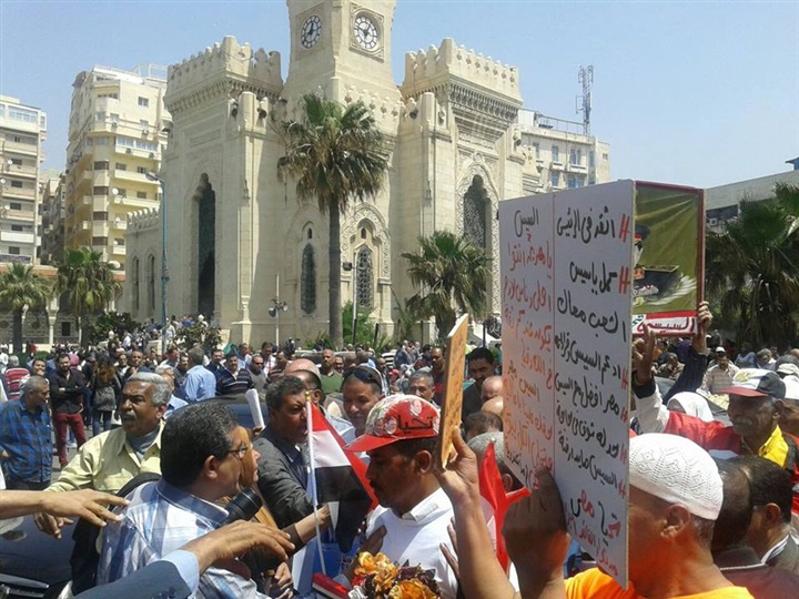 بالصور .. مؤيدي السيسي بالقائد إبراهيم يهتفون ”بنحبك يا سيسي”