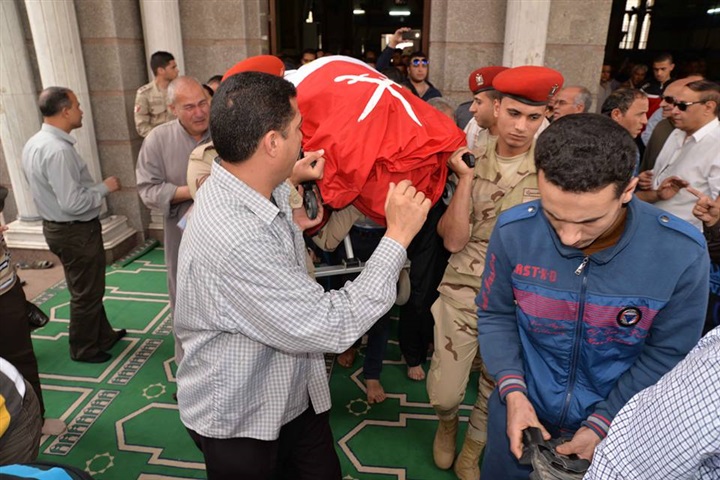 بالصور..مصر تودع شهدائها فى سيناء.. الدقهلية تودع شهيدها بجنازة شعبية فى المنصورة..والشرقية تودع شهيديها بهتافات الشعب يريد إعدام الإخوان ..وأهالي الفيوم يشيعون جنازة شهيدهم ويطالبون بالقصاص