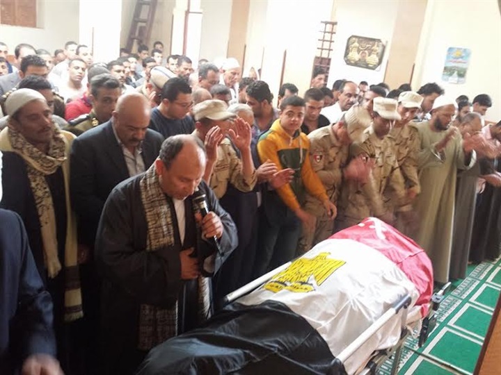 بالصور..مصر تودع شهدائها فى سيناء.. الدقهلية تودع شهيدها بجنازة شعبية فى المنصورة..والشرقية تودع شهيديها بهتافات الشعب يريد إعدام الإخوان ..وأهالي الفيوم يشيعون جنازة شهيدهم ويطالبون بالقصاص