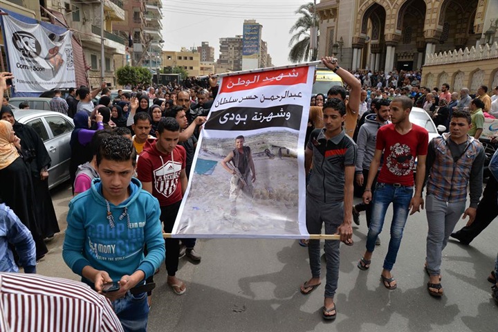 بالصور..مصر تودع شهدائها فى سيناء.. الدقهلية تودع شهيدها بجنازة شعبية فى المنصورة..والشرقية تودع شهيديها بهتافات الشعب يريد إعدام الإخوان ..وأهالي الفيوم يشيعون جنازة شهيدهم ويطالبون بالقصاص