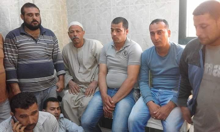 بالصور.. سائقو فيشا بالبحيرة يدخلون إضرابًا عن الطعام احتجاجًا على نقلهم