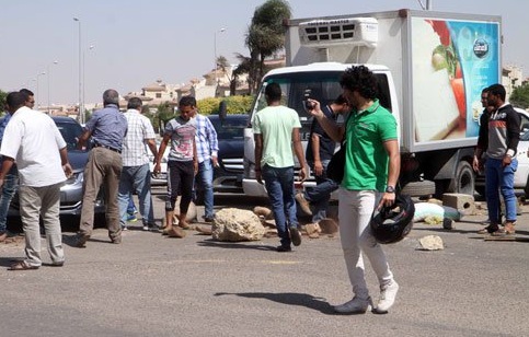 فتح الطريق أمام السيارات بعد قطع الطريق بمدينة الرحاب