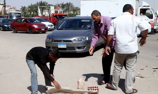 فتح الطريق أمام السيارات بعد قطع الطريق بمدينة الرحاب