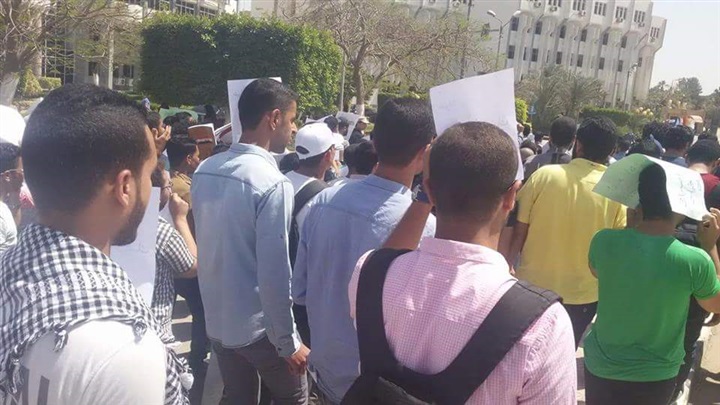 بالصور.. مسيرة طلابية بجامعة الفيوم لرفض اتفاقية”تيران وصنافير”