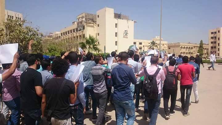 بالصور.. مسيرة طلابية بجامعة الفيوم لرفض اتفاقية”تيران وصنافير”