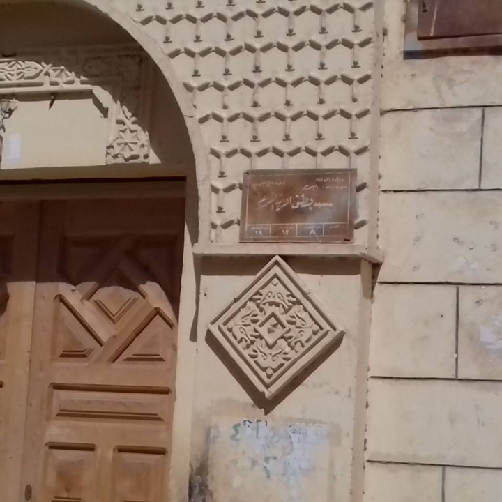 بالصور.. أهالي بطن هريد بالفيوم يؤدون الصلاة في الشارع