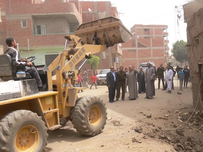 بالصور.. انهيار سقف منزل قديم بقرية ميت عاصم ببنها