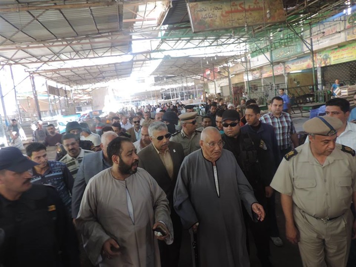 مدير أمن الغربية يتفقد  سوق الجملة بمدينة طنطا للوقوف على جودة السلع المقدمة للمواطنين ومتابعة الأسعار وعدم إحتكار السلع الغذائية