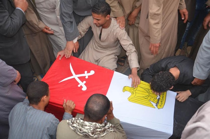 بالصور..أهالى بنى سويف يشيعون جثماني شهيديها فى العريش