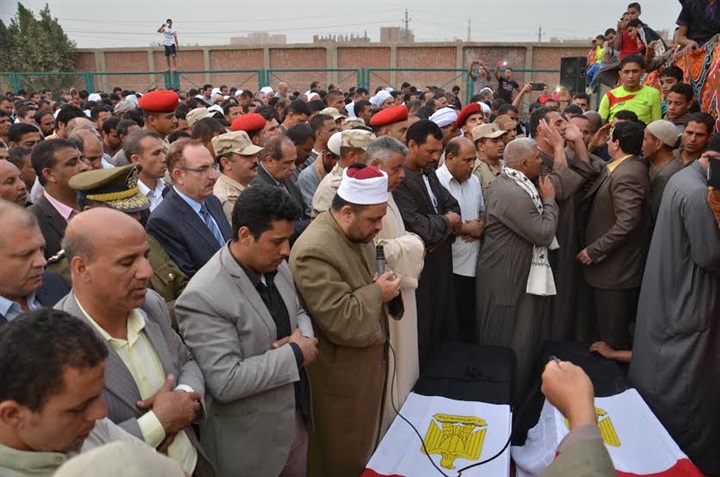 بالصور..أهالى بنى سويف يشيعون جثماني شهيديها فى العريش