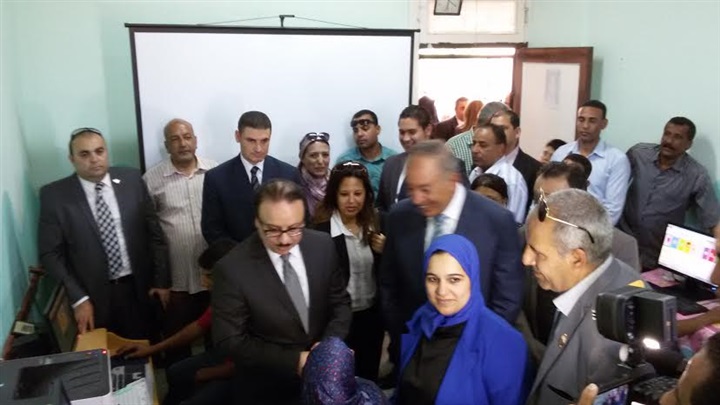 بالصور.. وزير الاتصالات يوعد تلاميذ الغردقة بـ «التابلت»