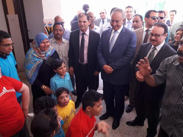 بالصور.. وزير الاتصالات يوعد تلاميذ الغردقة بـ «التابلت»