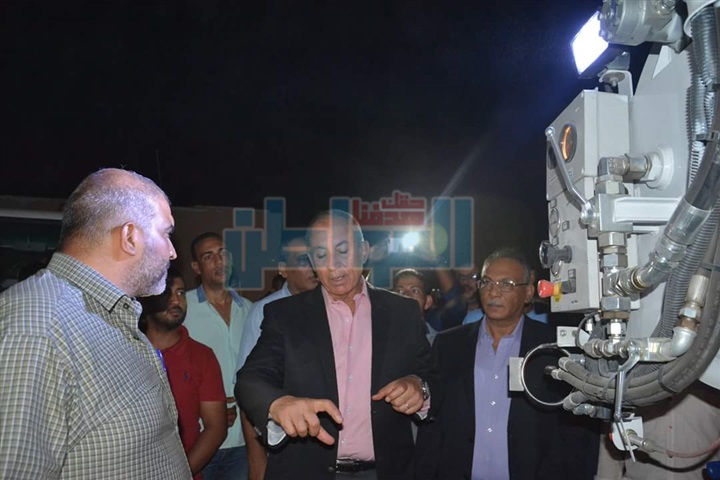 بالصور.. محافظ البحر الأحمر يتفقد عربات الصرف الصحي الجديدة بمحطة رافع للمياه