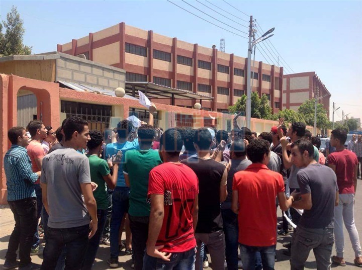 طلاب الثانوية العامة ببنى سويف يتظاهرون للمطالبة برحيل الوزير