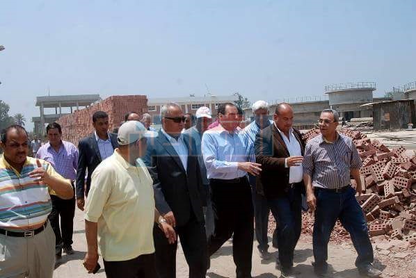 بالصور.. محافظ الشرقية يتفقد محطتي مياه "ههيا وفاقوس"  