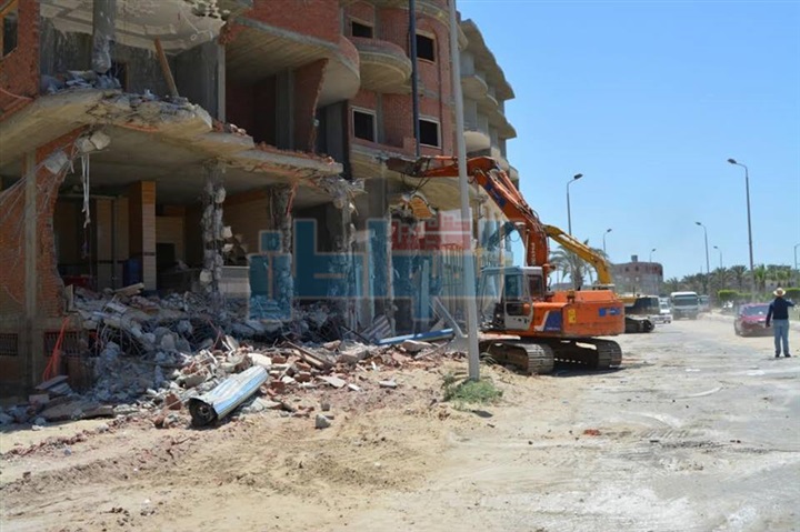 بالصور.. إزالة التعديات الواقعة على الطرق بمدينة دمياط الجديدة
