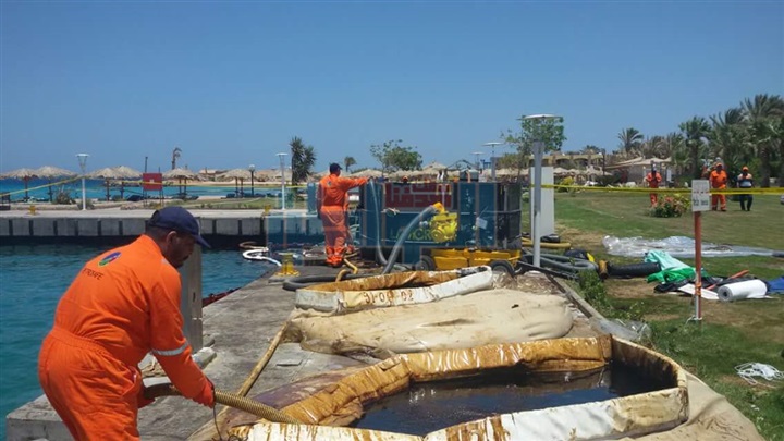 عبد الله يوجه بسرعة سحب البقع الزيتية بشواطي البحر الاحمر 