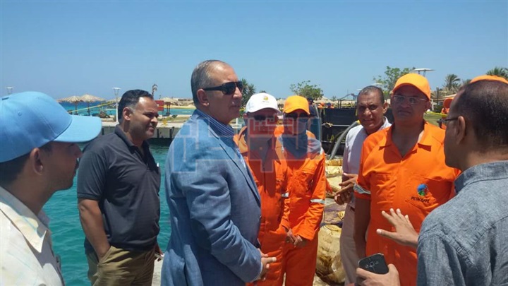 عبد الله يوجه بسرعة سحب البقع الزيتية بشواطي البحر الاحمر 