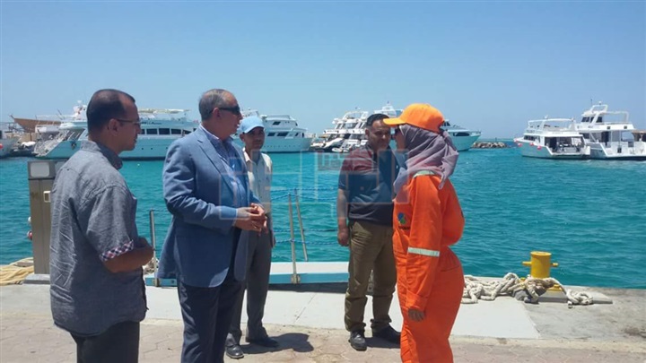 عبد الله يوجه بسرعة سحب البقع الزيتية بشواطي البحر الاحمر 