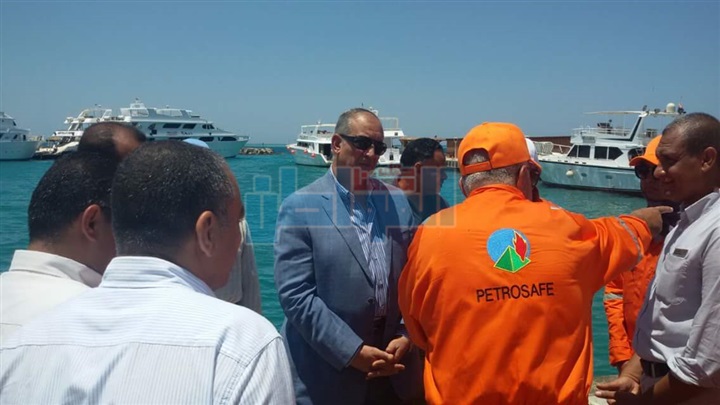 عبد الله يوجه بسرعة سحب البقع الزيتية بشواطي البحر الاحمر 