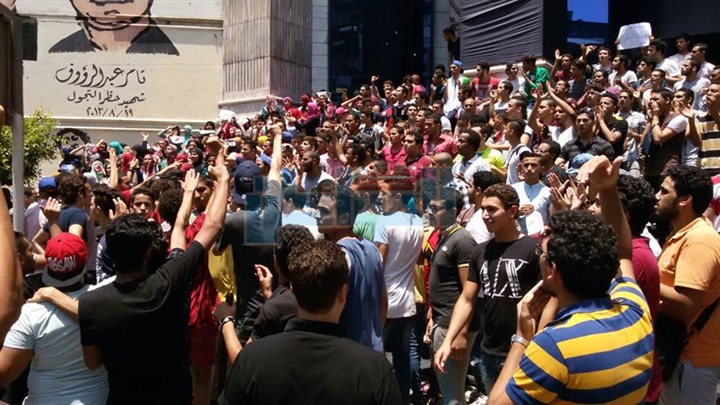 بالصور.. رصد تحركات طلاب الثانوية العامة أمام نقابة الصحفيين