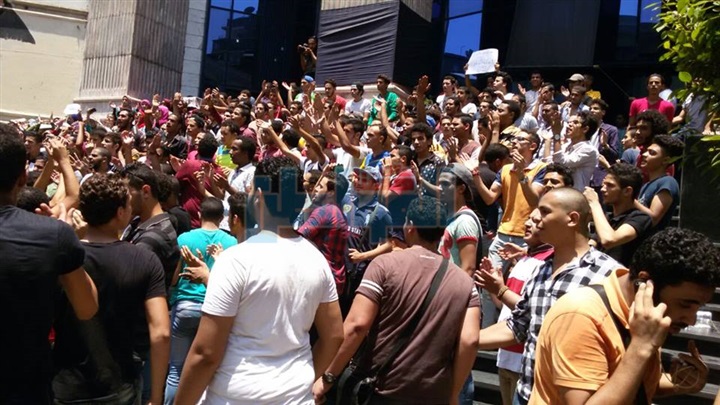 بالصور.. رصد تحركات طلاب الثانوية العامة أمام نقابة الصحفيين