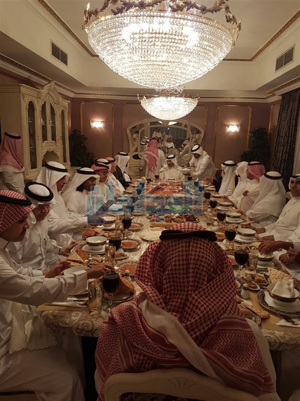 بالصور.. الأمير فيصل بن خالد السعود يدعو المسؤولين علي مأدبة الإفطار 