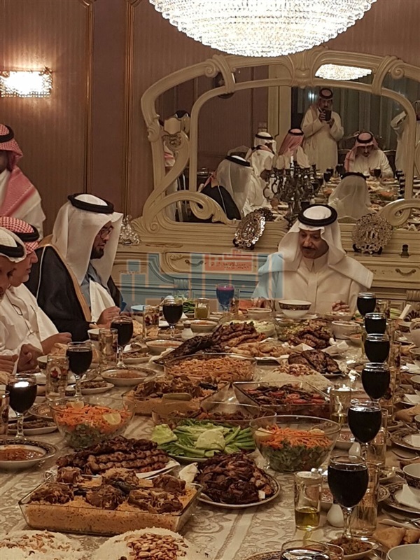 بالصور.. الأمير فيصل بن خالد السعود يدعو المسؤولين علي مأدبة الإفطار 