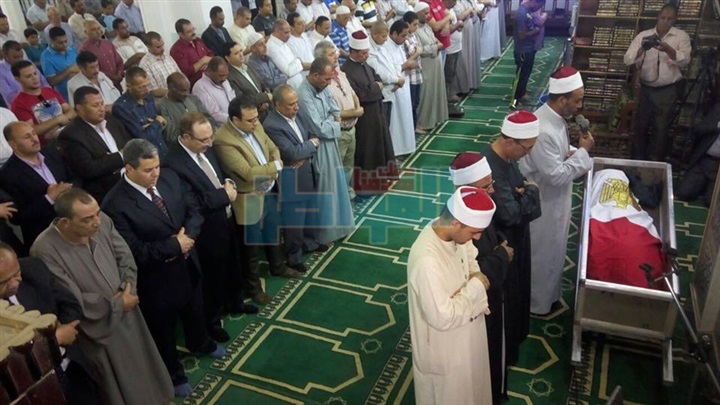بالصور.. محافظ بني سويف يتقدم تشييع جنازة شهيد العريش