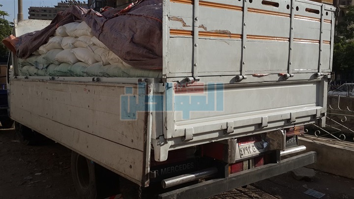 بالصور.. ضبط 7 طن دقيق مدعم قبل بيعها لمحلات المخبوزات والحلويات بالفيوم