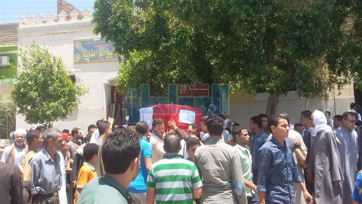 بالصور.. تشييع جثمان شهيد الفرافرة بمسقط رأسه بأسيوط