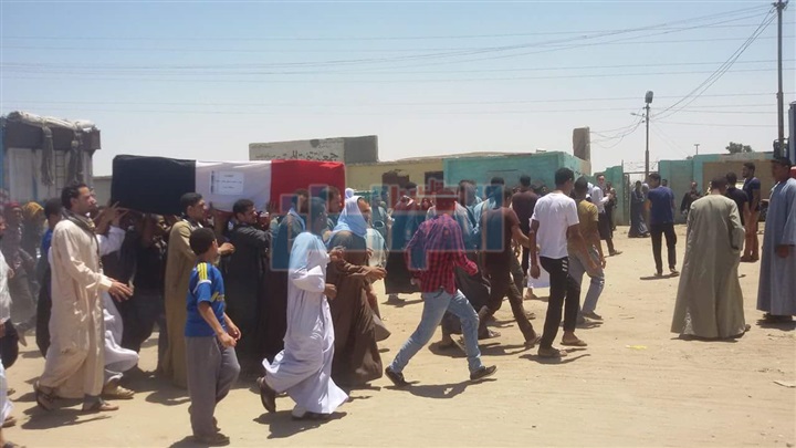 بالصور.. تشييع جثمان شهيد الفرافرة بمسقط رأسه بأسيوط