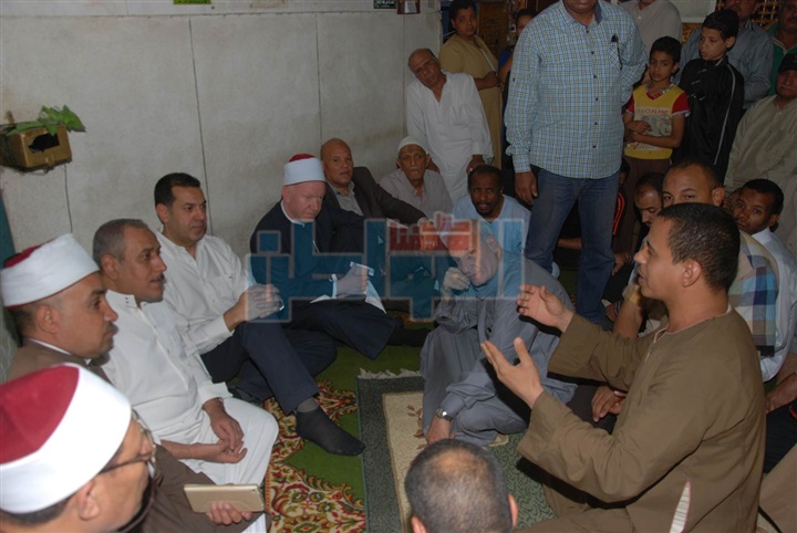 بالصور.. محافظ أسيوط يلتقي المواطنين عقب صلاة الجمعة للاستماع لمطالبهم
