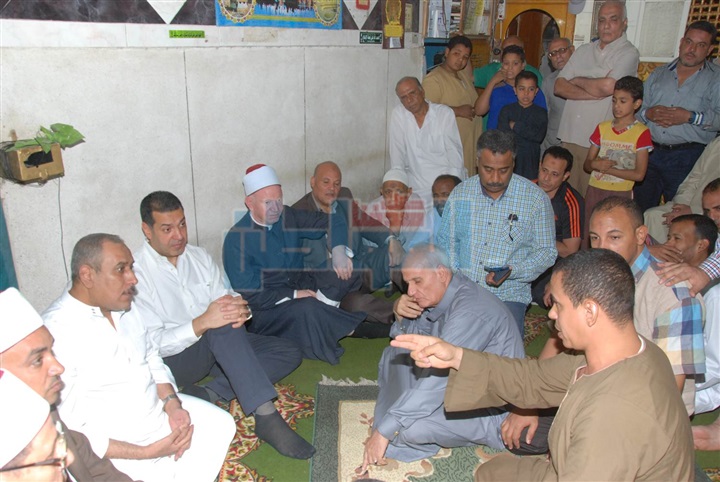 بالصور.. محافظ أسيوط يلتقي المواطنين عقب صلاة الجمعة للاستماع لمطالبهم