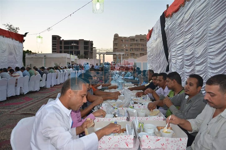 بالصور.. محافظ البحر الأحمر يشارك العاملين بشركة المياه إفطار جماعي بالغردقة