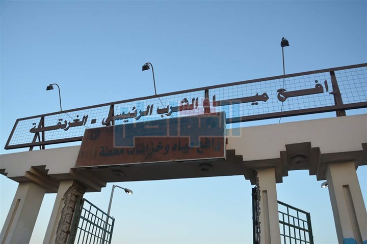 بالصور.. محافظ البحر الأحمر يشارك العاملين بشركة المياه إفطار جماعي بالغردقة
