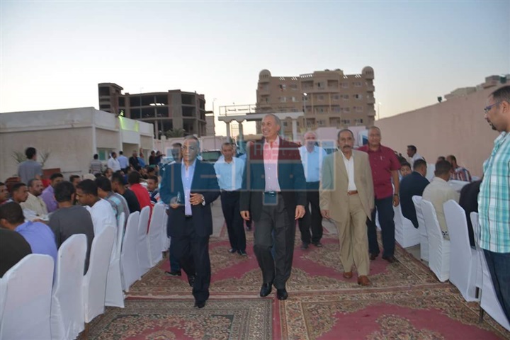 بالصور.. محافظ البحر الأحمر يشارك العاملين بشركة المياه إفطار جماعي بالغردقة
