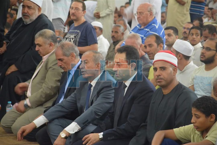 محافظ البحر الأحمر يتوسط آلاف المصلين احتفالًا بليلة القدر