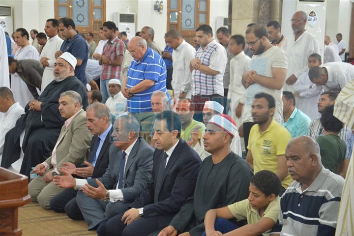 محافظ البحر الأحمر يتوسط آلاف المصلين احتفالًا بليلة القدر