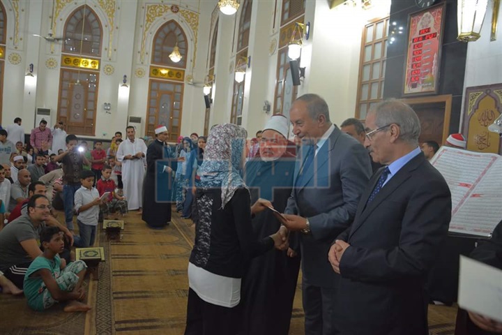 محافظ البحر الأحمر يكرم حفظة القرآن الكريم في الغردقة وسط لفيف من الأهالي