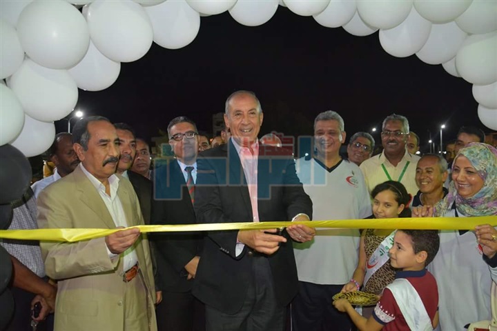 بالصور.. محافظ البحر الاحمر يفتتح معرض الأسر الأولى بالرعاية في الغردقة 