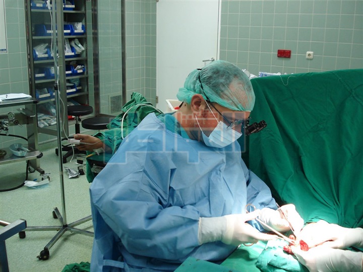 فريق طبي بأسيوط ينجح في إجراء جراحة بتغيير مفصلي الحوض 